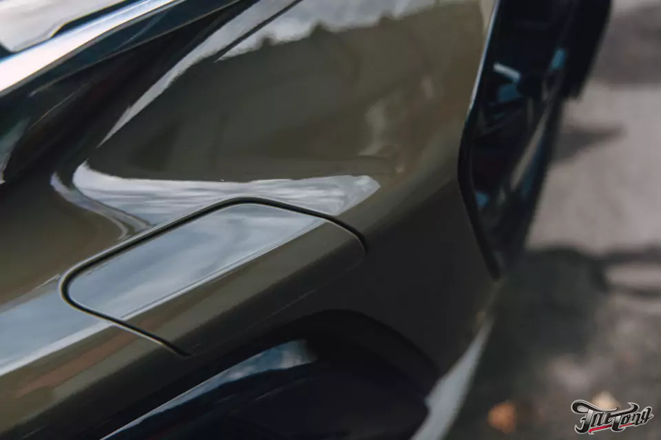 Забронировали Audi Q5 L прозрачным глянцевым полиуретаном, выполнили шумоизоляцию дверей и арок, установили видеорегистратор